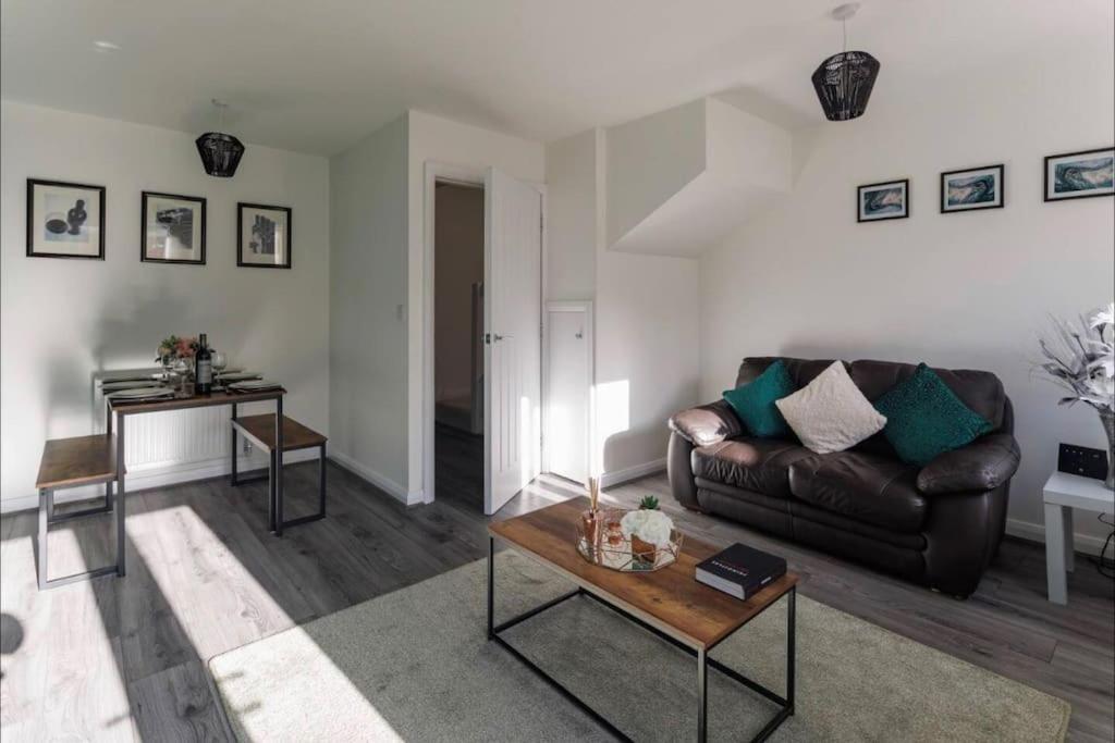 Luxury 3-Bedroom, 2-Bathroom Home Sleeps 7 People Liverpool Bagian luar foto