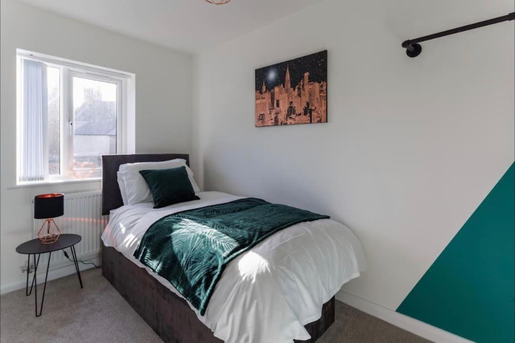Luxury 3-Bedroom, 2-Bathroom Home Sleeps 7 People Liverpool Bagian luar foto